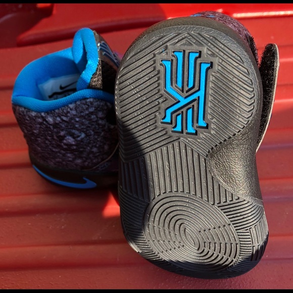 Baby Nike Kyrie 2s - Picture 4 of 6